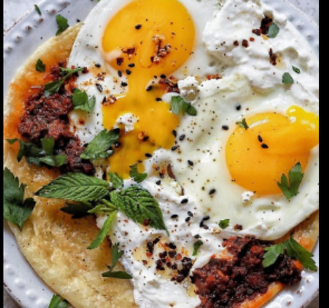 Lahori Aloo Paratha w/egg